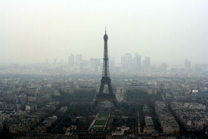 Vue Sur La Tour Eiffel Par Temps Brumeux, à Paris