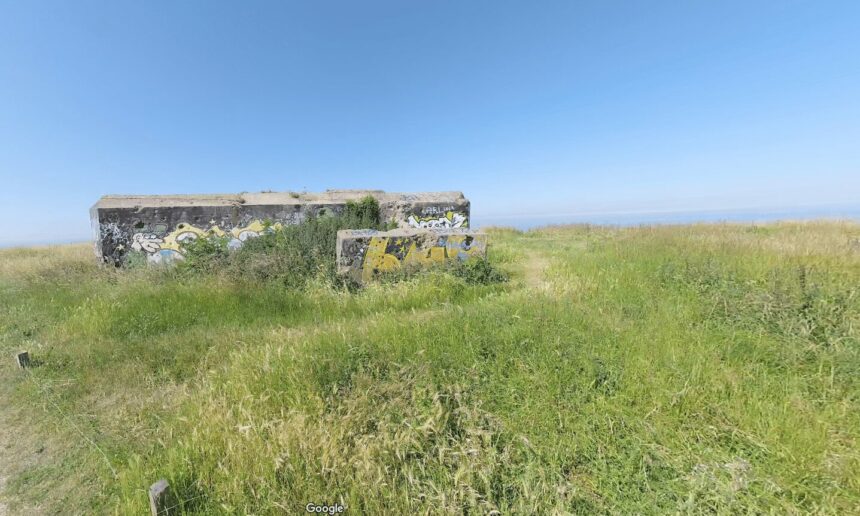 A la pointe de la Hève, près du Havre, le bunker Vault en haut de la falaise face à la mer. • © Capture Google Streetview